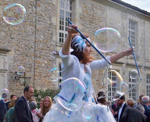 Bulles animations sur échasses parade événementiel