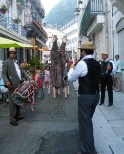 Spectacle de rue échasse Les Girafes et musiciens