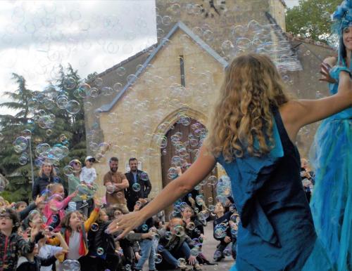 Spectacle-Luna-Bulles-feerie-danse-jeune-public